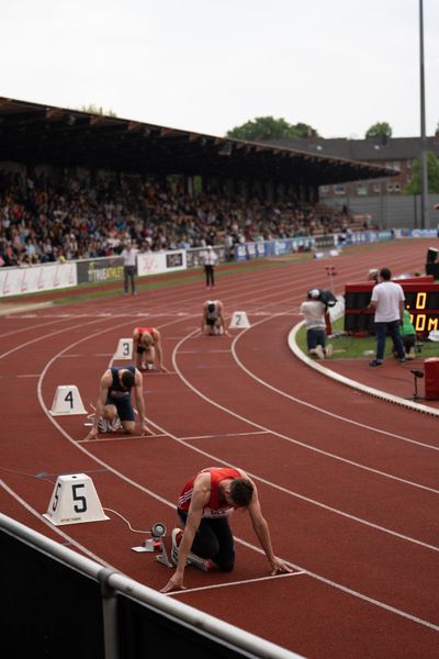 Kai Kazmirek (LG Rhein-Wied), Jan Ruhrmann (LAV Bayer Uerdingen/Dormagen), Marcus Nilsson (SWE) und Niklas Kaul (USC Mainz) im Startblock am 07.05.2022 beim Stadtwerke Ratingen Mehrkampf-Meeting 2022 in Ratingen